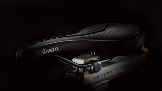 シートはロードバイクサドルの専門メーカーVelo社を採用